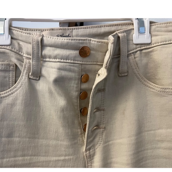 High Rise Universal Thread button down Jeans - Picture 3 of 4